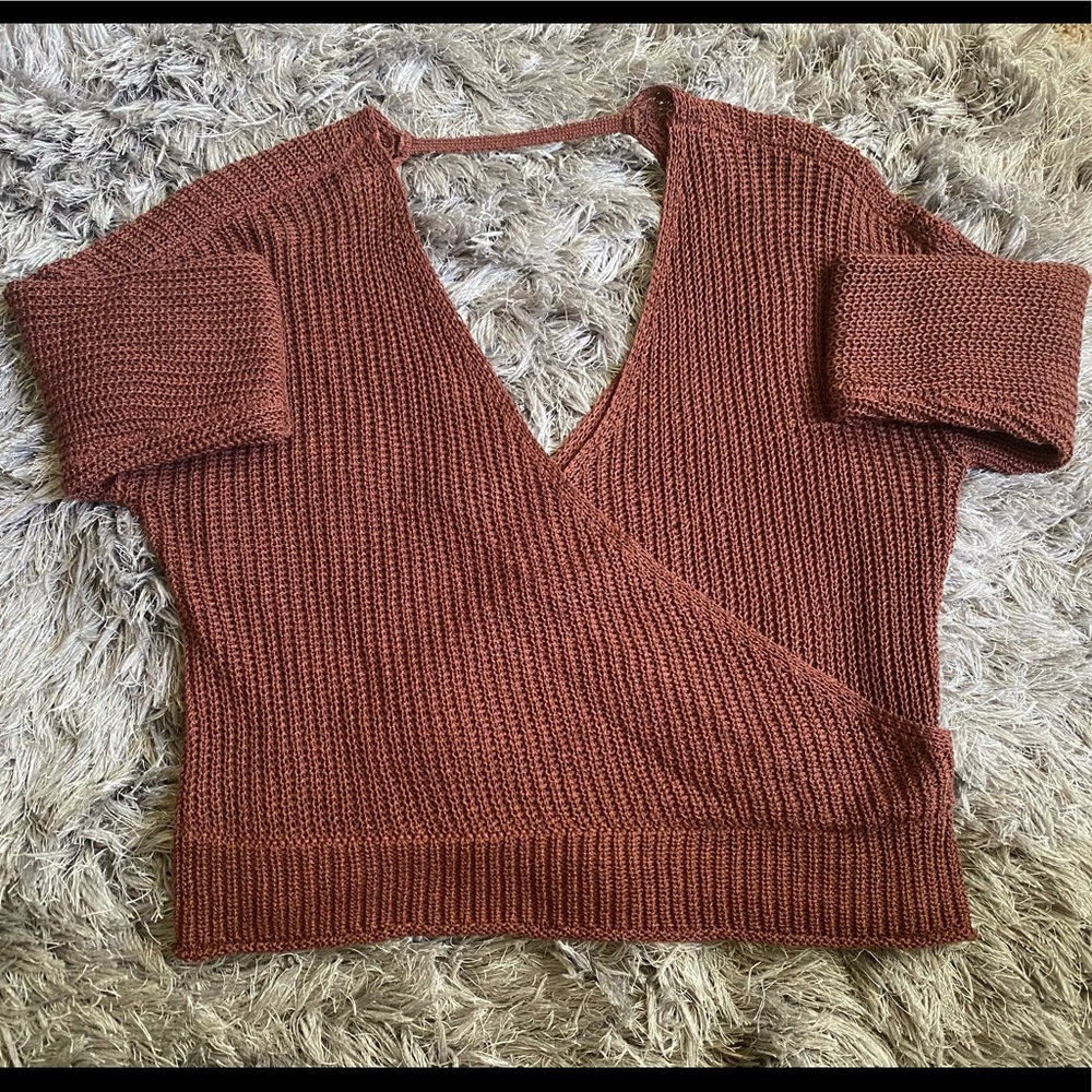 Low V neck knitted sweater!